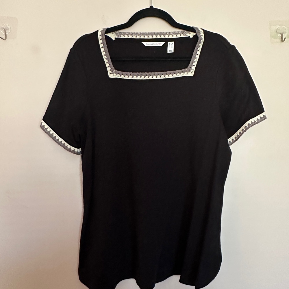 ACCEPTING ALL OFFERS! Black Short Sleeve Top White Trim crochet plus 1x stretchy